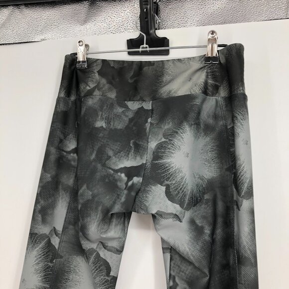 Onzie Capri Yoga Weave leggings in grey black petunia print SP cross cross hems - Picture 5 of 16